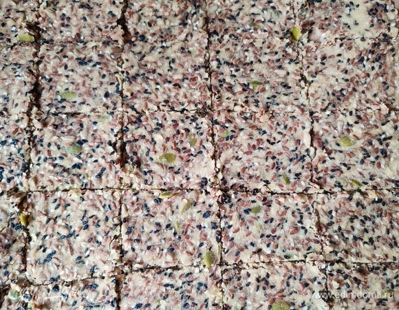 Сначала запекать 10 минут при температуре 200°C. Вытащить противень. Нарезать хлебцы на квадратики и поставить дальше запекаться еще 30 минут при температуре 160°C.