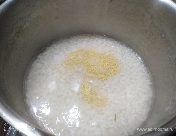 В кипящую воду всыпать промытый рис. Проварить на тихом огне под крышкой 10 минут. Добавить промытое пшено. Варить 5–7 минут.