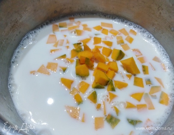 Влить молоко, всыпать нарезанную мякоть тыквы, сахар, соль. Довести до кипения. Варить 10 минут на тихом огне под крышкой.