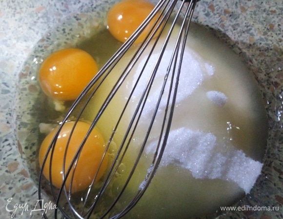 Яйца взбить с сахаром.