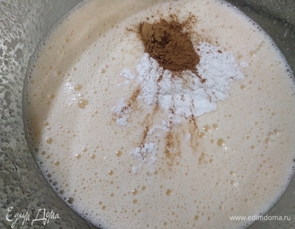 Всыпать соль, корицу, разрыхлитель и соду. Влить растительное масло.