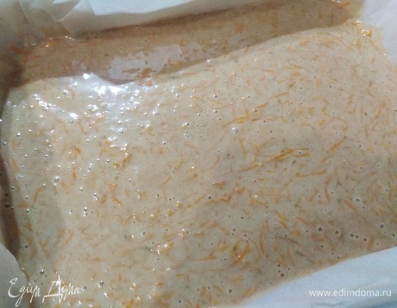 В застеленную пергаментом форму (у меня 30/40 ), перелить тесто. Поставить в разогретую духовку. Выпекать при 180°C 25 минут.