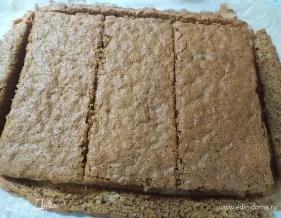Бисквит остудить. Разделить на три части. Срезать края. Обрезки измельчить в крошку.