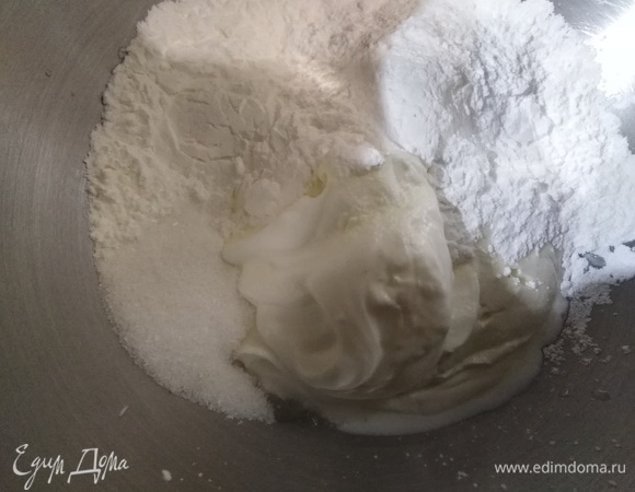 В сметану добавить крахмал, ванилин, сахарную пудру. Взбить крем.