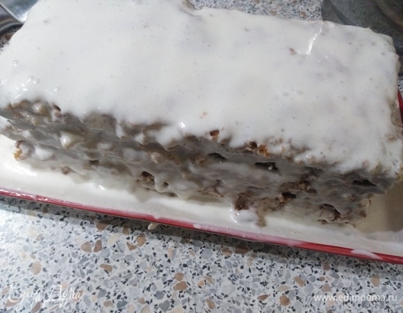 Каждый слой промазать кремом, складывая друг на друга.