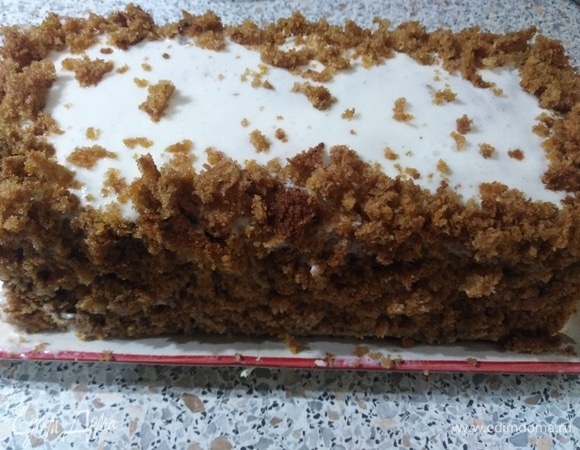 Обсыпать крошкой бока пирога. Убрать в холодильник на 1 час.