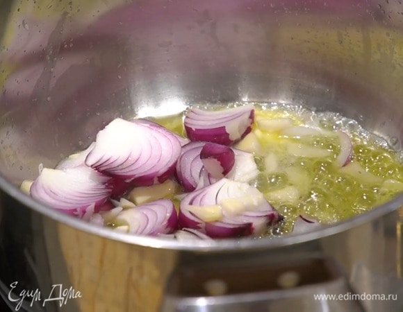 Разогреть в кастрюле сливочное и оливковое масло и обжарить лук и чеснок.