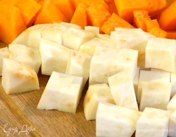 Картофель, тыкву, корень сельдерея, морковь почистить и нарезать кубиками.