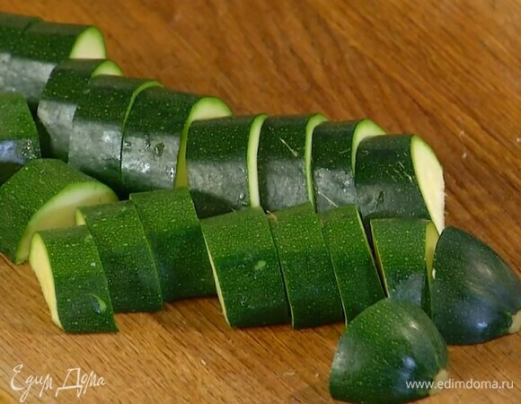Цукини нарезать полукружьями.