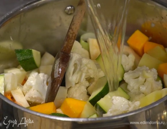 Все нарезанные овощи добавить в кастрюлю, перемешать и слегка обжарить, затем влить столько горячего бульона, чтобы все овощи были покрыты, посолить, накрыть крышкой и варить до готовности овощей.