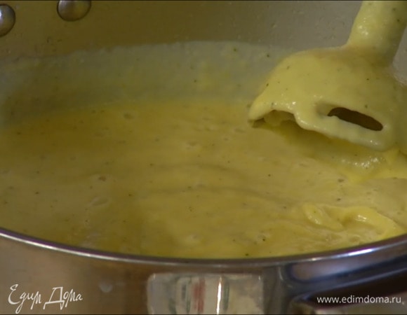 Снять кастрюлю с огня и измельчить овощи погружным блендером, затем влить оставшийся бульон, сливки и прогреть суп на маленьком огне.