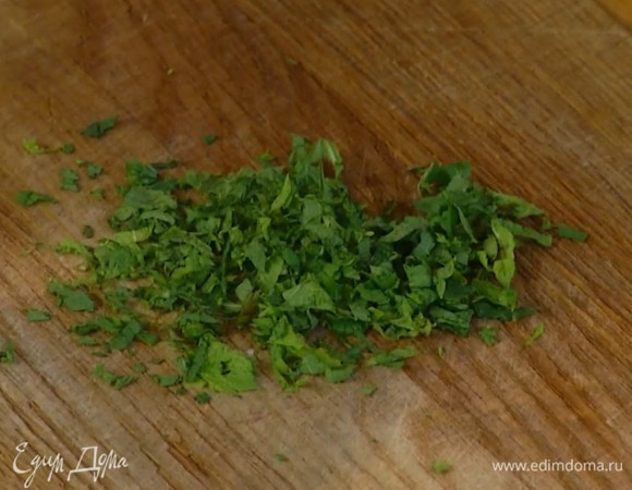 Мяту мелко порубить.