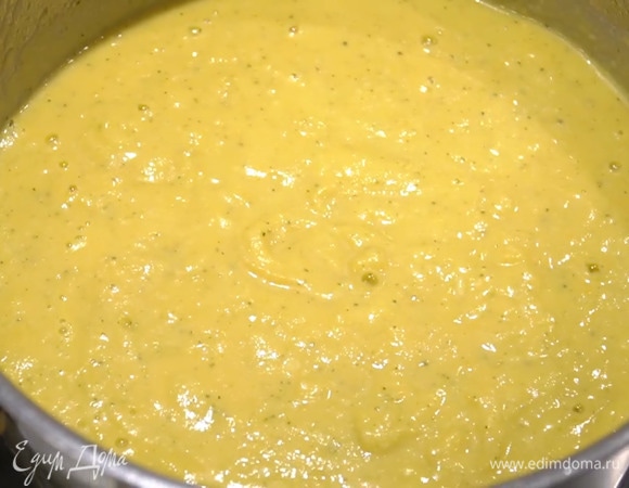 Сыр натереть на самой мелкой терке, часть добавить в кастрюлю и перемешать.