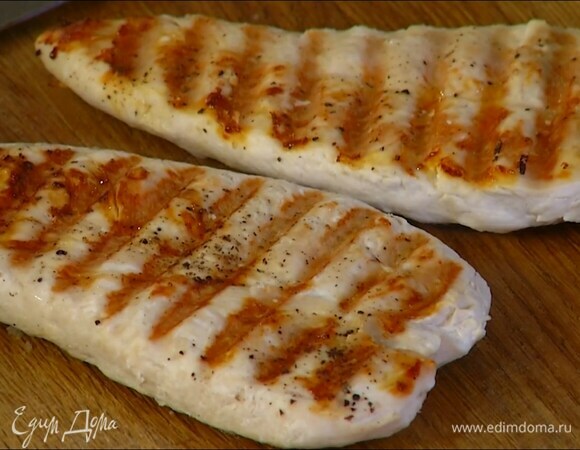 Индейку слегка отбить, посолить, поперчить и пожарить на гриле.