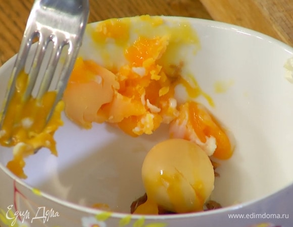 Одно яйцо отварить вкрутую, второе сварить «в мешочек», затем почистить и отделить желтки от белков.