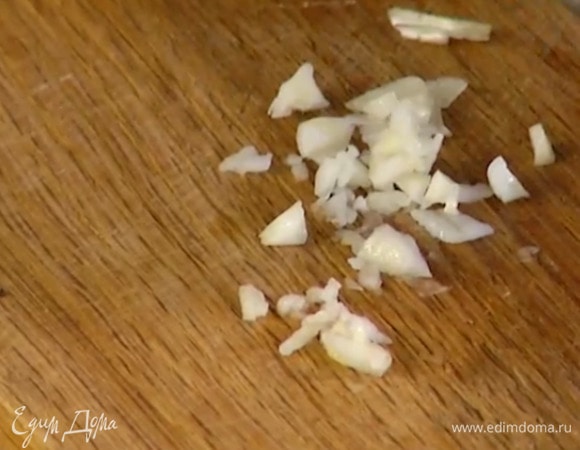 Чеснок почистить и, удалив горькую сердцевину, очень мелко порубить.
