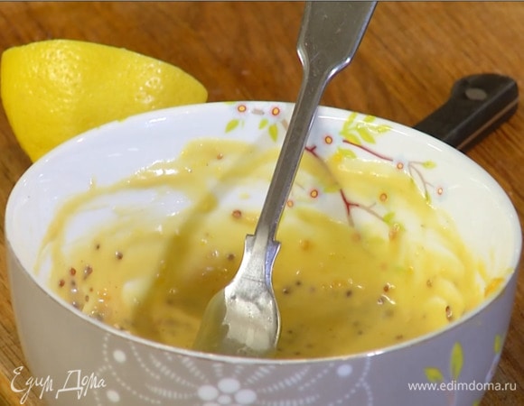 Приготовить заправку: анчоусы мелко порезать и выложить в пиалу, добавить чеснок, желтки и растереть вилкой, затем тонкой струйкой влить оливковое масло, сок лимона, добавить горчицу и все перемешать.