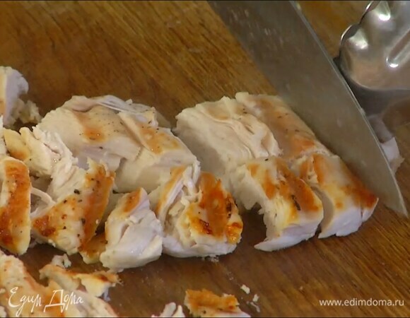 Готовую индейку нарезать продолговатыми кусочками и выложить на салат.