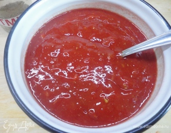 Соединим пряности с протертыми томатами (консервированными или свежими), попробуем на соль.
