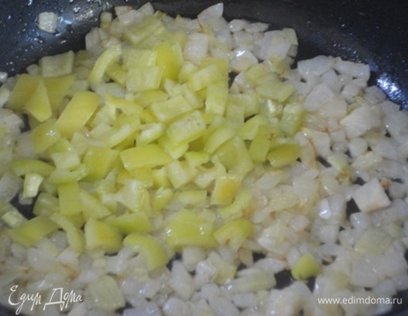 В глубоком сотейнике обжарим мелко нарезанные лук и перец.