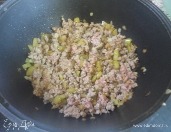 Добавим фарш и готовим, часто помешивая, пока мясо не подрумянится, а овощи не станут мягкими.