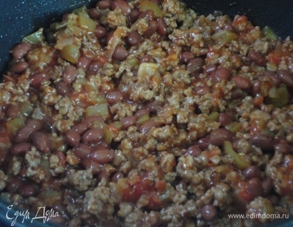 Затем к мясу добавим 1стакана соуса и фасоль без жидкости.