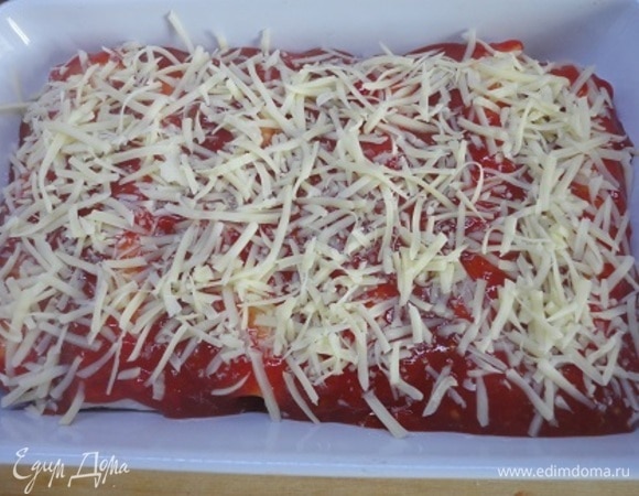 Сверху поливаем 1 стаканом соуса и посыпаем оставшимся сыром.