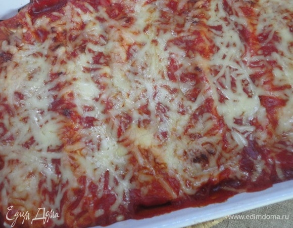 Запекайте 20–25 минут при 190–200°C, пока сыр не расплавится, а соус не начнет пузыриться.