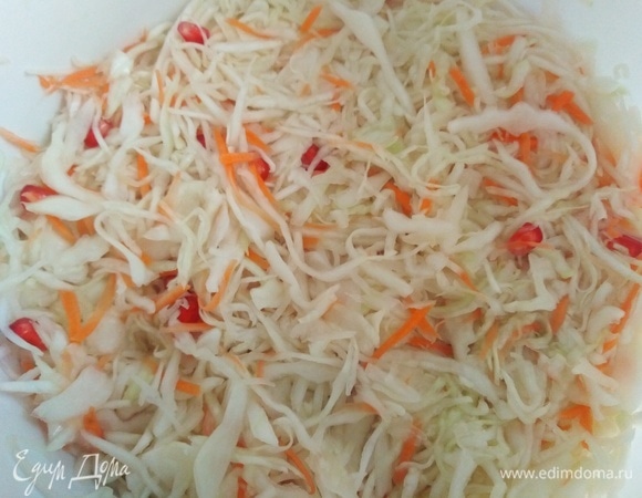 Плотно уложить в емкость, где будет кваситься капуста.