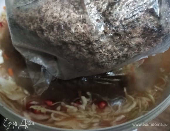 Накрыть, установить гнет. Оставить капусту от 3 до 5 дней для брожения, прокалывая ее два-три раза в день, чтобы выходил воздух. Когда с капусты перестанет бежать сок и рассол поменяет цвет, то капуста готова к употреблению. Время выдержки зависит от температуры в помещении. Хранить в холоде.