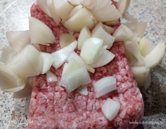 К фаршу нарезать лук.