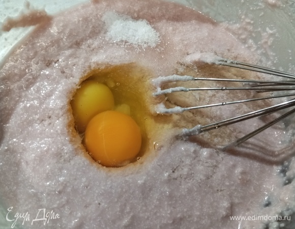 Вбить яйца. Добавить сахар, соль и перец.