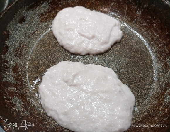 Ложкой выкладывать на разогретую, смазанную маслом сковороду. Жарить с двух сторон на тихом огне.