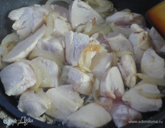 Мясо нарежьте на небольшие кусочки, лук нарежьте перьями, чеснок порубите. Нарезку лука жарьте 2 минуты. Затем добавьте измельченный чеснок. Лук сдвиньте в одну сторону сковороды, на пустую поверхность влейте масло и жарьте курицу на сильном огне по 3 минуты с каждой стороны.