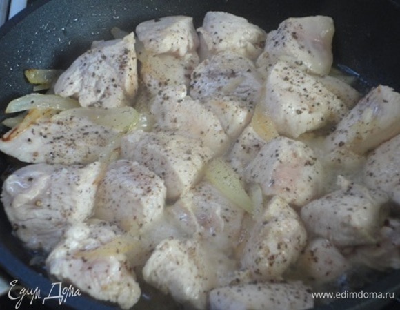 После жарки посолите и посыпьте специями.