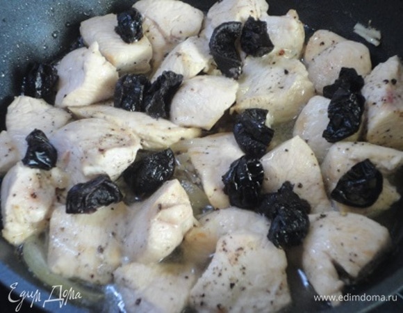 Добавьте к мясу чернослив, его можно разрезать на части или оставить в целом виде. Вместе с черносливом жарьте еще несколько минут, иногда перемешивая.