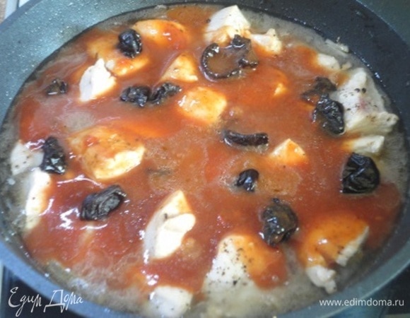 Добавьте томатный сок или протертые свежие помидоры, смешанные с паприкой. Смесь томите на низком огне под крышкой 20 минут. Чтобы томат не пригорел ко дну сковороды, периодически массу перемешивайте. Обязательно попробуйте томатную юшку на вкус, добавляя недостающие специи по вкусу.