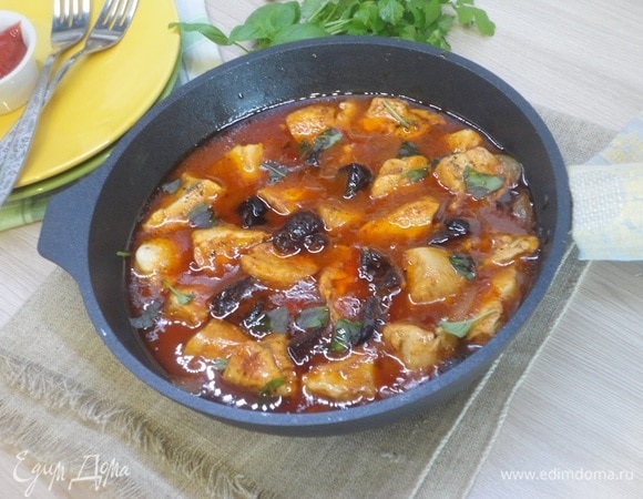 Снимите сковороду с огня и дайте блюду 10 минут настояться под крышкой. Во время подачи дополните курицу с черносливом в томате свежей зеленью.