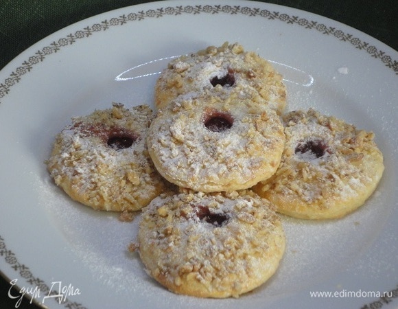 Выпекать 30 минут. Остывшее печенье по желанию посыпьте сахарной пудрой.