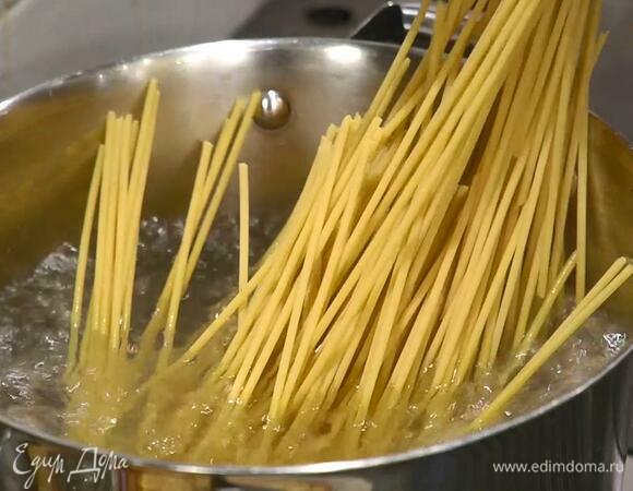 Букатини отваривать в кипящей подсоленной воде на минуту меньше, чем указано на упаковке, затем воду слить и сохранить.<br />
 