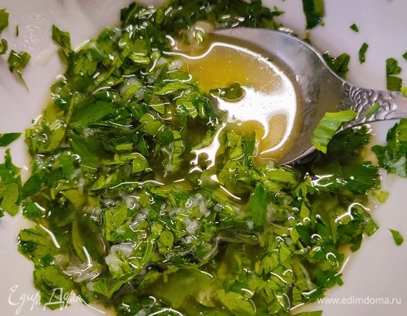 Чеснок натереть на мелкой терке, петрушку мелко нарезать. Если есть душистое подсолнечное масло, то лучше взять его. В масло добавить чеснок, петрушку, лимонный сок и соль по вкусу. Размешать.