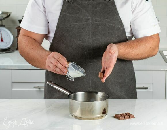 Влейте в сотейник молоко, положите шоколад и подогрейте, не доводите до кипения. Перемешивайте до полного растворения шоколада.