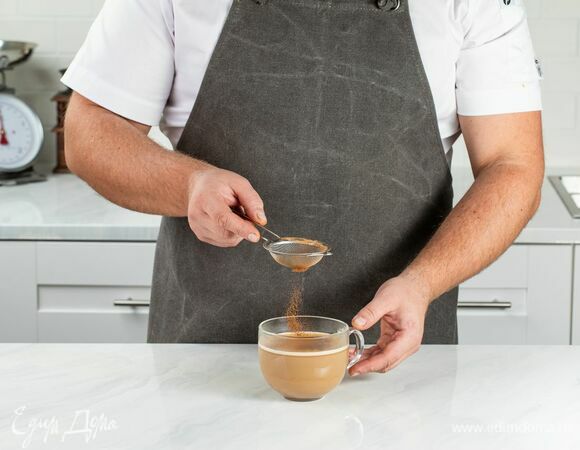 Посыпьте кофе корицей.