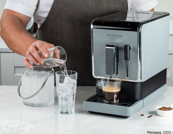 Наполните стакан для готового напитка льдом. Влейте тоник.