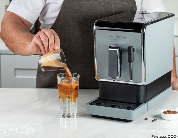 Влейте эспрессо в стакан.