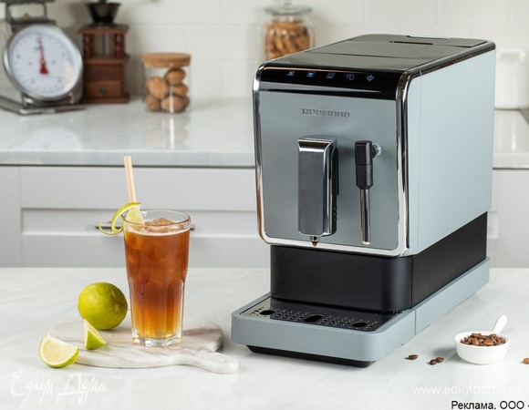 Выжмите в стакан несколько капель сока лайма. Второй долькой украсьте напиток.