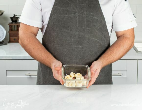 Банан очистите от кожуры, нарежьте кружочками и поместите в морозилку на 30 минут.