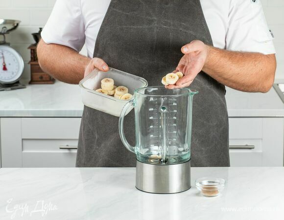 Положите бананы в чашу блендера, добавьте корицу.