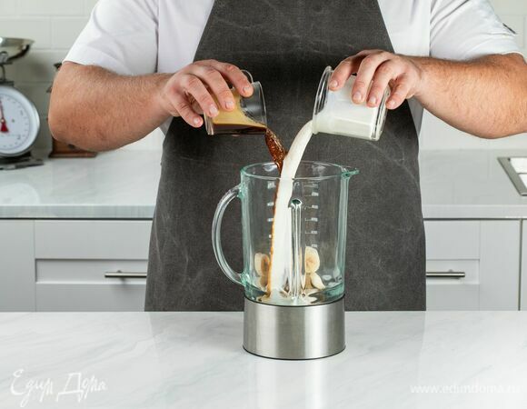 Влейте в чашу йогурт и кофе, взбейте все до однородной консистенции.