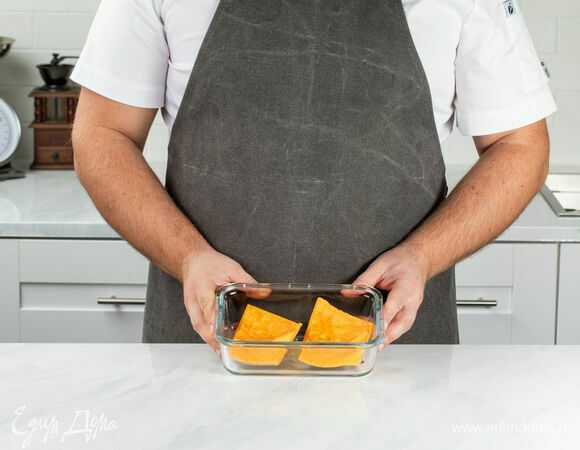 Очистите тыкву и нарежьте на кусочки, запеките в духовке при 180°C 35 минут.